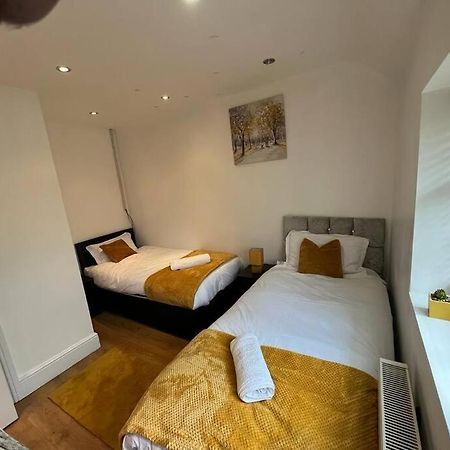 Fabulous 3 Bedroom House , Sleeps Up To 5-7 Guest. South Ockendon Екстериор снимка