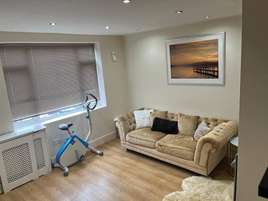 Fabulous 3 Bedroom House , Sleeps Up To 5-7 Guest. South Ockendon Екстериор снимка