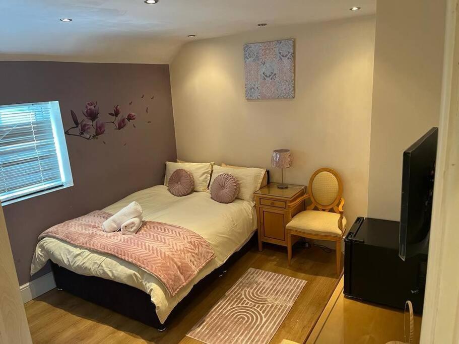 Fabulous 3 Bedroom House , Sleeps Up To 5-7 Guest. South Ockendon Екстериор снимка